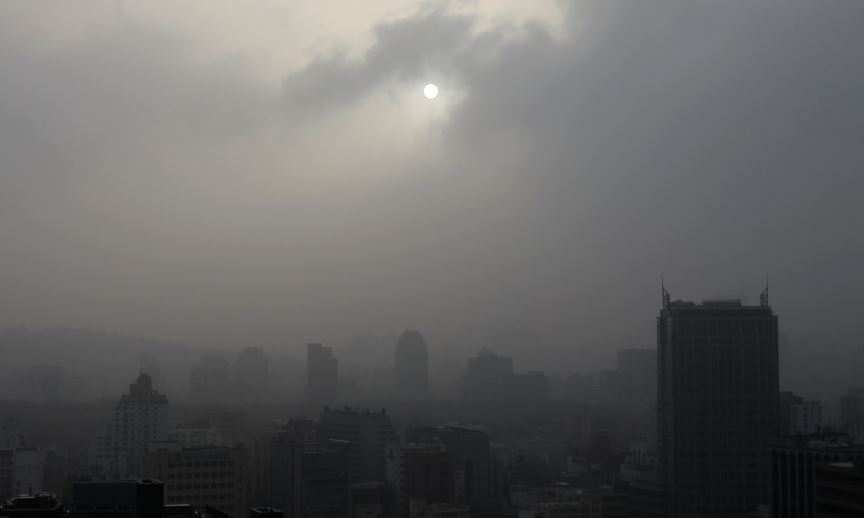 지난 3월 서울 전역에 황사경보가 발효됐다. [연합]