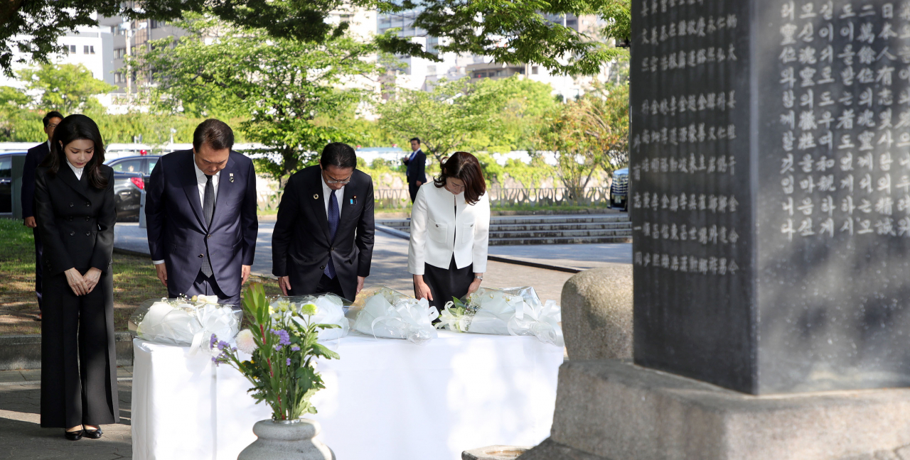 G7 정상회의 참관국 자격으로 일본을 방문 중인 윤석열 대통령과 부인 김건희 여사, 기시다 후미오 일본 총리와 부인 기시다 유코 여사가 21일 히로시마 평화기념공원 내 한국인 원폭 희생자 위령비를 공동 참배하고 있다. [연합]