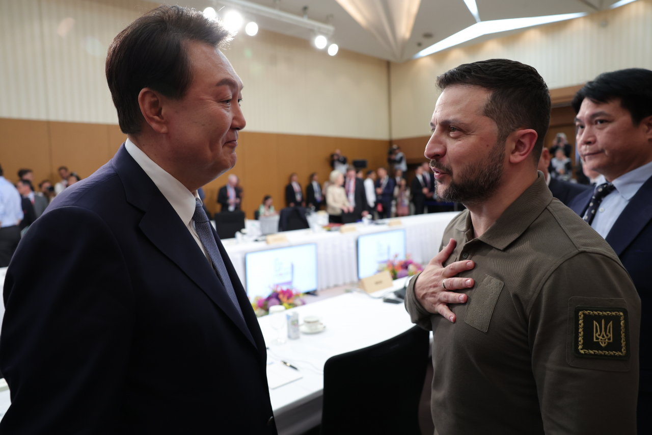 G7 정상회의 참관국 자격으로 일본을 방문 중인 윤석열 대통령과 G7 정상회의에 전격적으로 참석한 볼로디미르 젤렌스키 우크라이나 대통령이 21일 히로시마 그랜드프린스호텔에서 열린 G7 정상회의 확대세션에서 만나 대화하고 있다. [연합]
