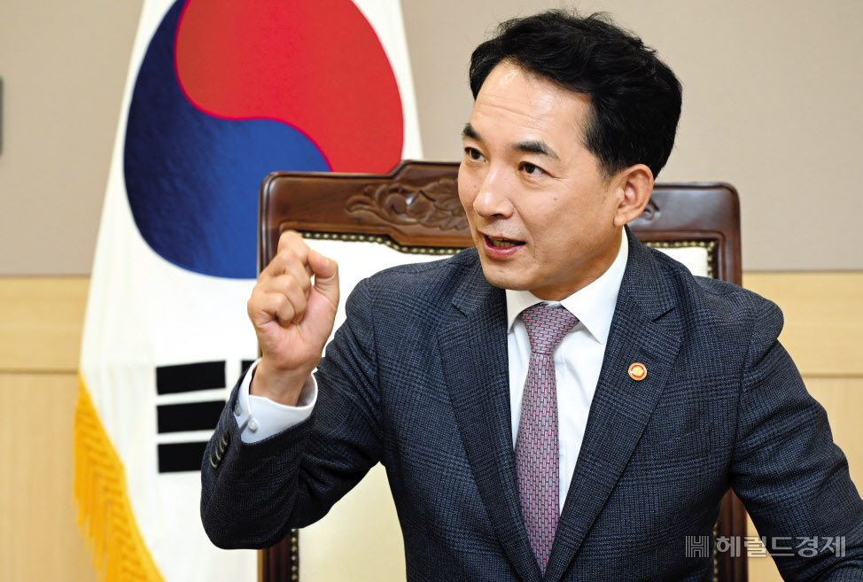 박민식 초대 국가보훈부 장관 후보자 인사청문회가 오는 22일 열리는 가운데 야권에선 변호사법과 국회법 위반 의혹을 제기하고 있다. 박 후보자 측은 이에 대해 사실이 아니라며 팩트 체크도 안된 허위사실이라고 반박했다. 자료사진. [임세준 기자]