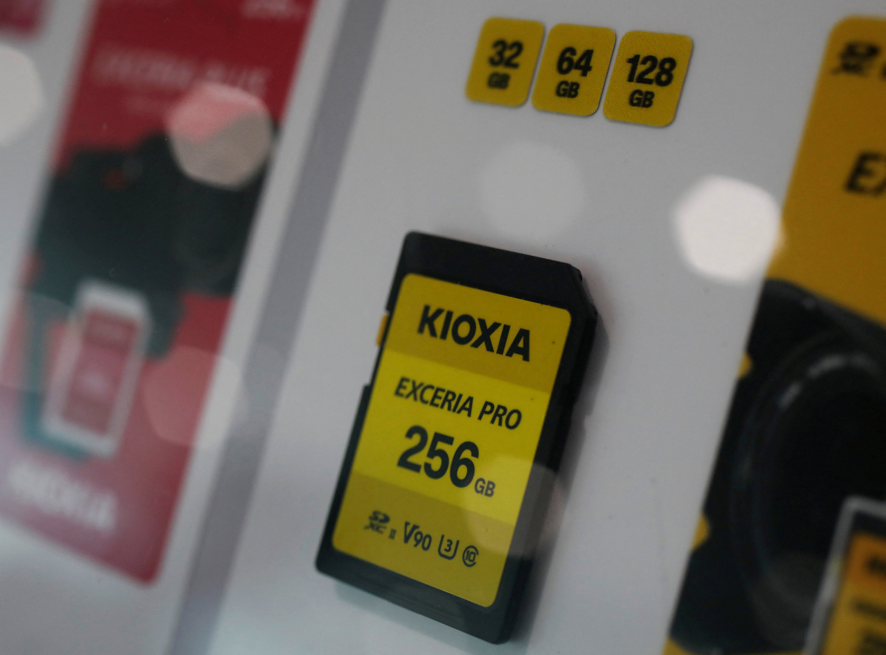 Japanese chipmaker Kioxia's product is displayed at its headquarters in Tokyo on Sept. 30, 2021. (Reuters-Yonhap)