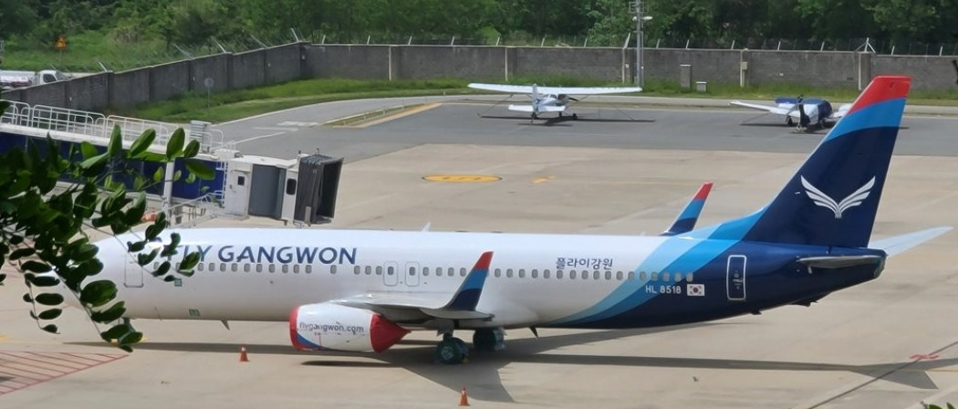 지난 21일 플라이강원 항공기가 양양국제공항 계류장에 계류돼 있다. [연합]