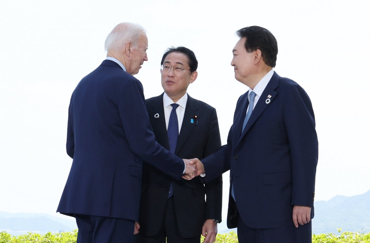 윤석열 대통령이 5월 21일히로시마 G7 정상회의장인 그랜드프린스호텔에서 열린 한미일 정상회담에 앞서 조 바이든 미국 대통령, 기시다 후미오 일본 총리와 인사하고 있다. [연합]