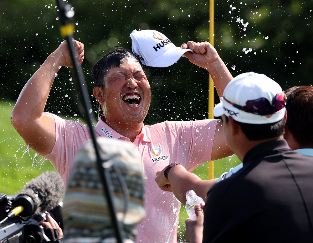백석현이 우승을 차지한 뒤 동료 선수들의 축하 물세례를 받고 있다.[KPGA 제공]