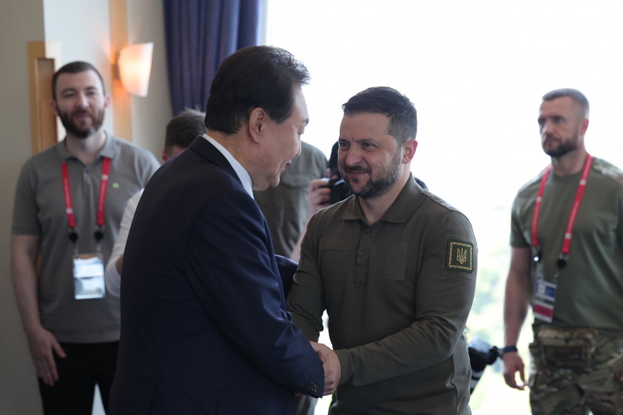 G7 정상회의 참관국 자격으로 일본을 방문 중인 윤석열 대통령과 G7 정상회의에 전격적으로 참석한 볼로디미르 젤렌스키 우크라이나 대통령이 21일 히로시마 G7 정상회의장인 그랜드프린스호텔에서 열린 한국-우크라이나 정상회담에서 악수하고 있다. [연합]