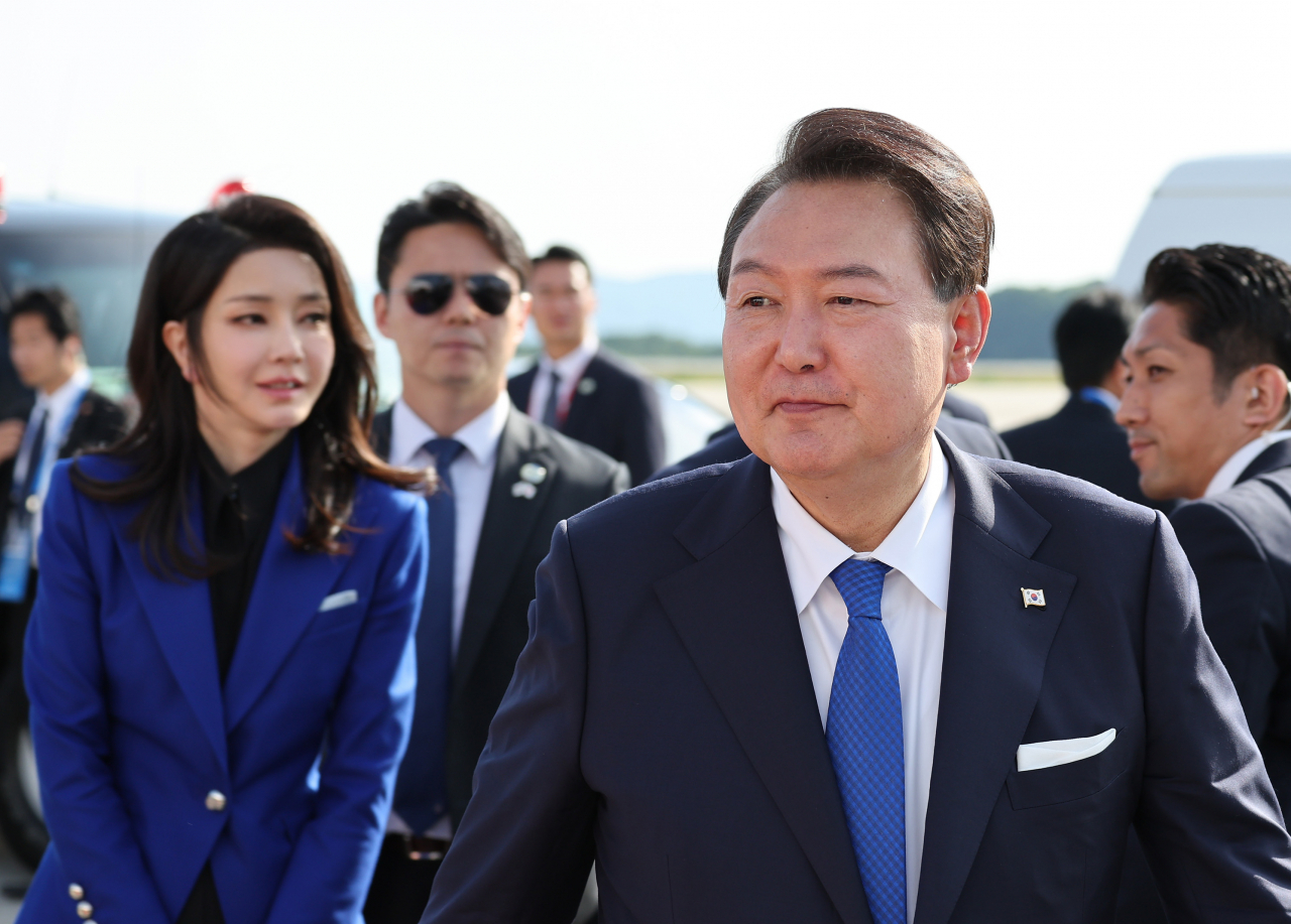 주요 7개국(G7) 정상회의 일정을 마친 윤석열 대통령과 부인 김건희 여사가 21일 히로시마 공항에서 귀국길에 오르고 있다. [연합]