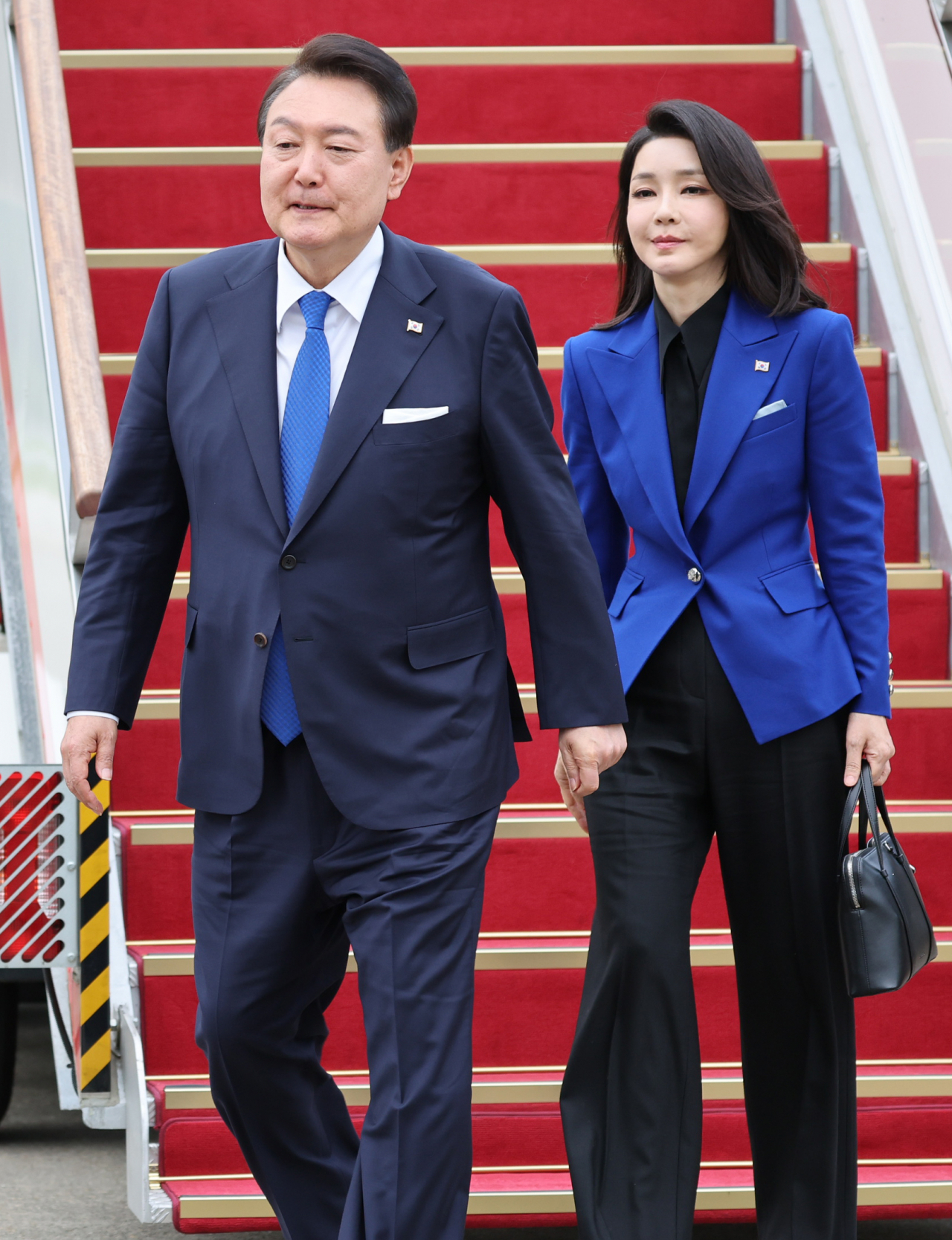 일본 히로시마에서 열린 주요 7개국(G7) 정상회의 일정을 마친 윤석열 대통령과 김건희 여사가 21일 성남 서울공항으로 귀국, 공군 1호기에서 내리고 있다. [연합]