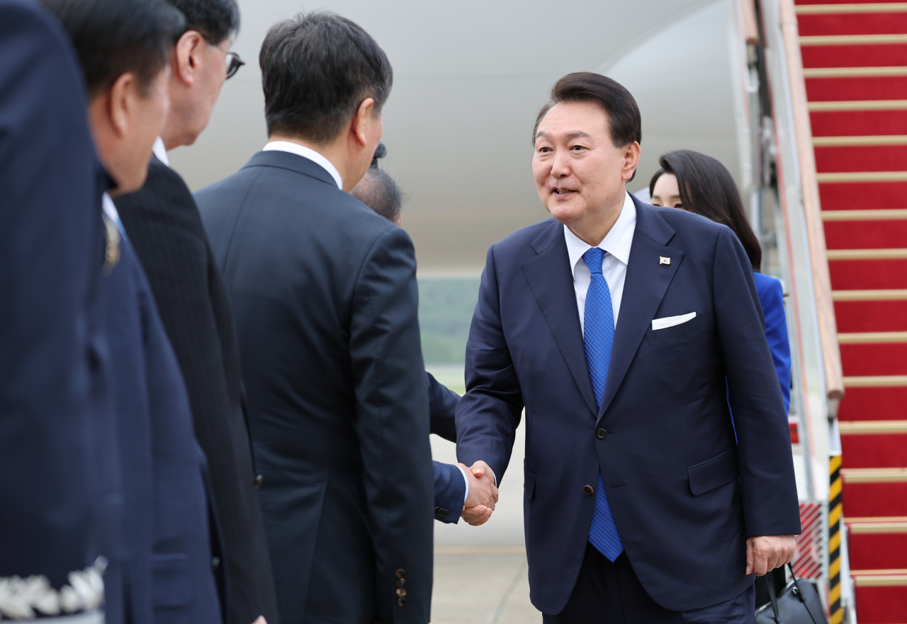 일본 히로시마에서 열린 주요 7개국(G7) 정상회의 일정을 마친 윤석열 대통령과 김건희 여사가 21일 성남 서울공항으로 귀국, 영접객들과 인사하고 있다. [연합]