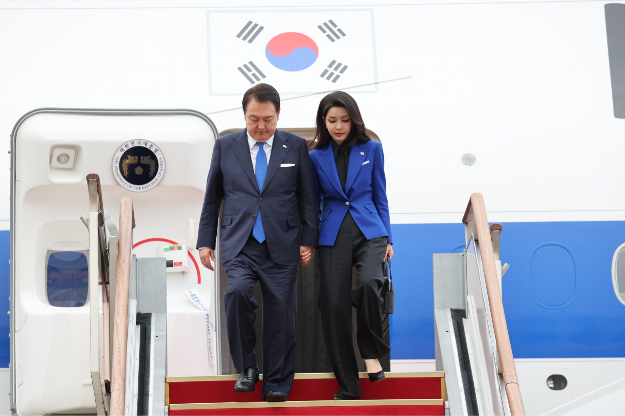 일본 히로시마에서 열린 주요 7개국(G7) 정상회의 일정을 마친 윤석열 대통령과 김건희 여사가 21일 성남 서울공항으로 귀국, 공군 1호기에서 내리고 있다. [연합]