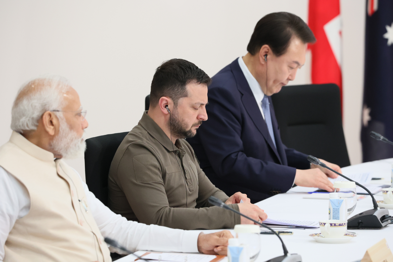G7 정상회의 참관국 자격으로 일본을 방문 중인 윤석열 대통령과 G7 정상회의에 전격적으로 참석한 볼로디미르 젤렌스키 우크라이나 대통령이 21일 히로시마 그랜드프린스호텔에서 열린 G7 정상회의 확대세션에 참석하고 있다. [연합]