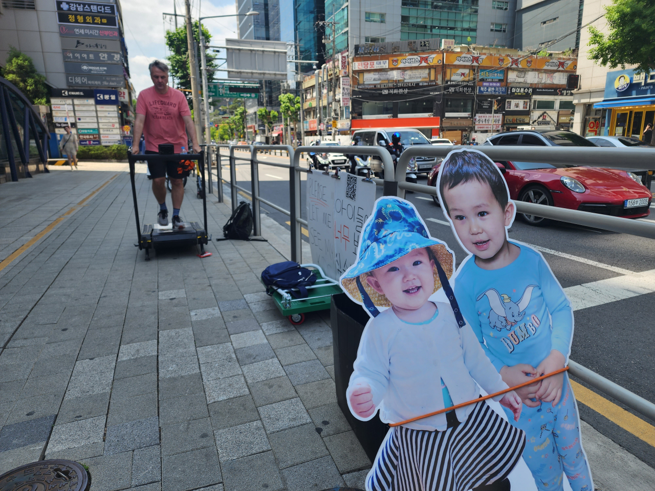 가정부로 변장한 아빠 vs 강남역 런닝머신 걷는 아빠[이현정의 현실 시네마]