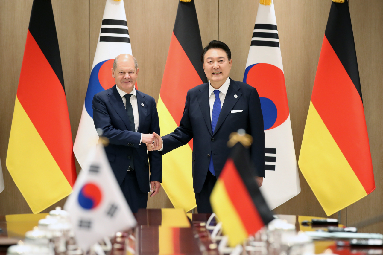 윤석열 대통령과 올라프 숄츠 독일 총리가 21일 오후 서울 용산 대통령실 청사에서 열린 한독정상회담에서 악수하고 있다. [연합]