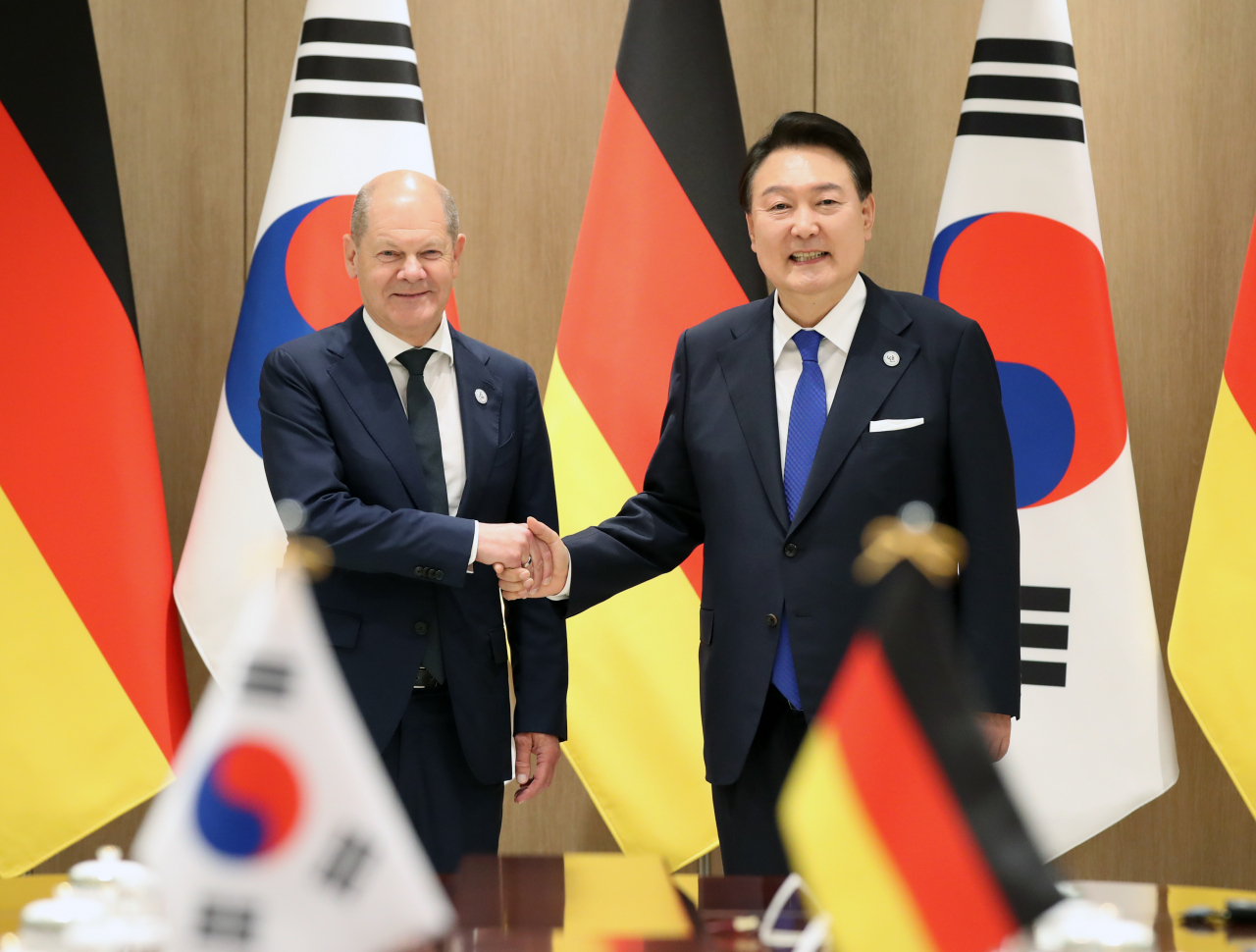 윤석열 대통령과 올라프 숄츠 독일 총리가 21일 오후 서울 용산 대통령실 청사에서 열린 한독정상회담에서 악수하고 있다. [연합]