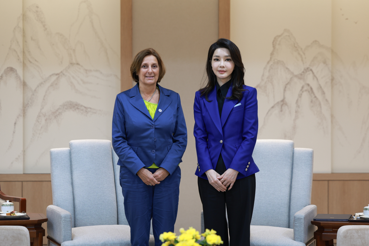 김건희 여사가 21일 서울 용산 대통령실에서 올라프 숄츠 독일 총리와 함께 한국을 공식 방문한 브리타 에른스트 여사와 기념 촬영을 하고 있다. [연합]