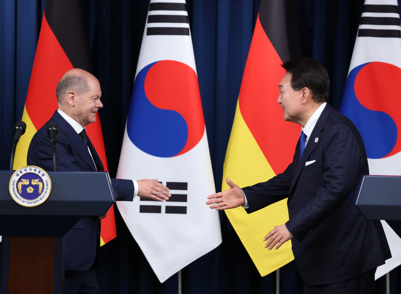 윤석열 대통령과 올라프 숄츠 독일 총리가 21일 서울 용산 대통령실에서 한독 정상회담 공동 기자회견을 마친 뒤 악수하고 있다. [연합]
