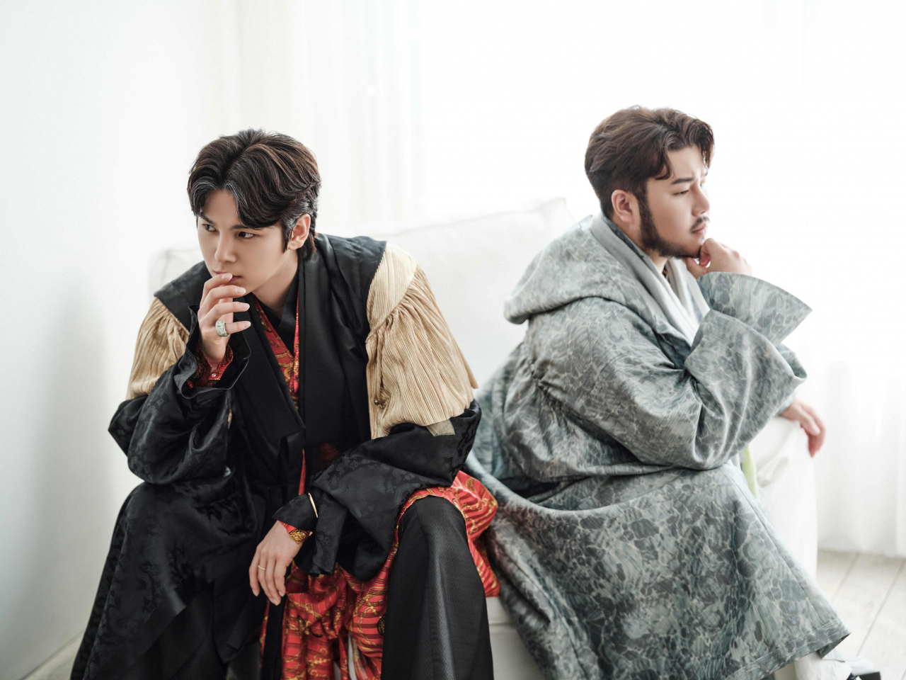 Top pansori singers Kim Jun-su (left) and Yu Taepyeongyang will portray Shylock and Antonio, respectively, for a "changgeuk" interpretation of "The Merchants of Venice." (National Theater of Korea)