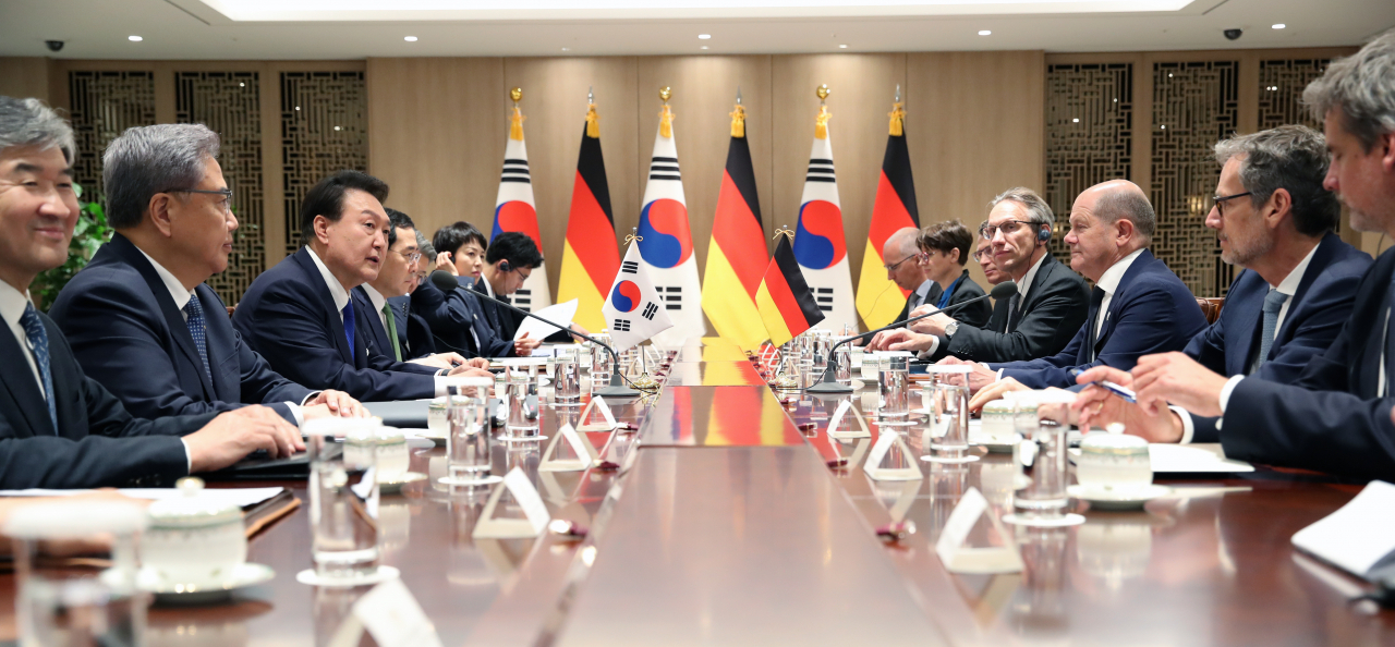 윤석열 대통령이 21일 오후 서울 용산 대통령실 청사에서 올라프 숄츠 독일 총리와 한독정상회담을 하고 있다. [연합]