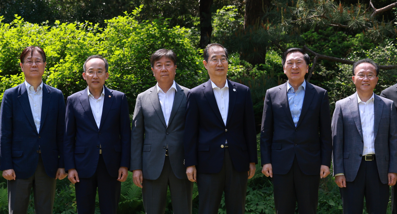 14일 서울 종로구 총리 공관에서 열린 고위당정협의회. 왼쪽부터 이관섭 대통령실 국정기획수석, 추경호 경제부총리 겸 기획재정부 장관, 김대기 대통령 비서실장, 한덕수 국무총리, 국민의힘 김기현 대표, 윤재옥 원내대표. [연합]