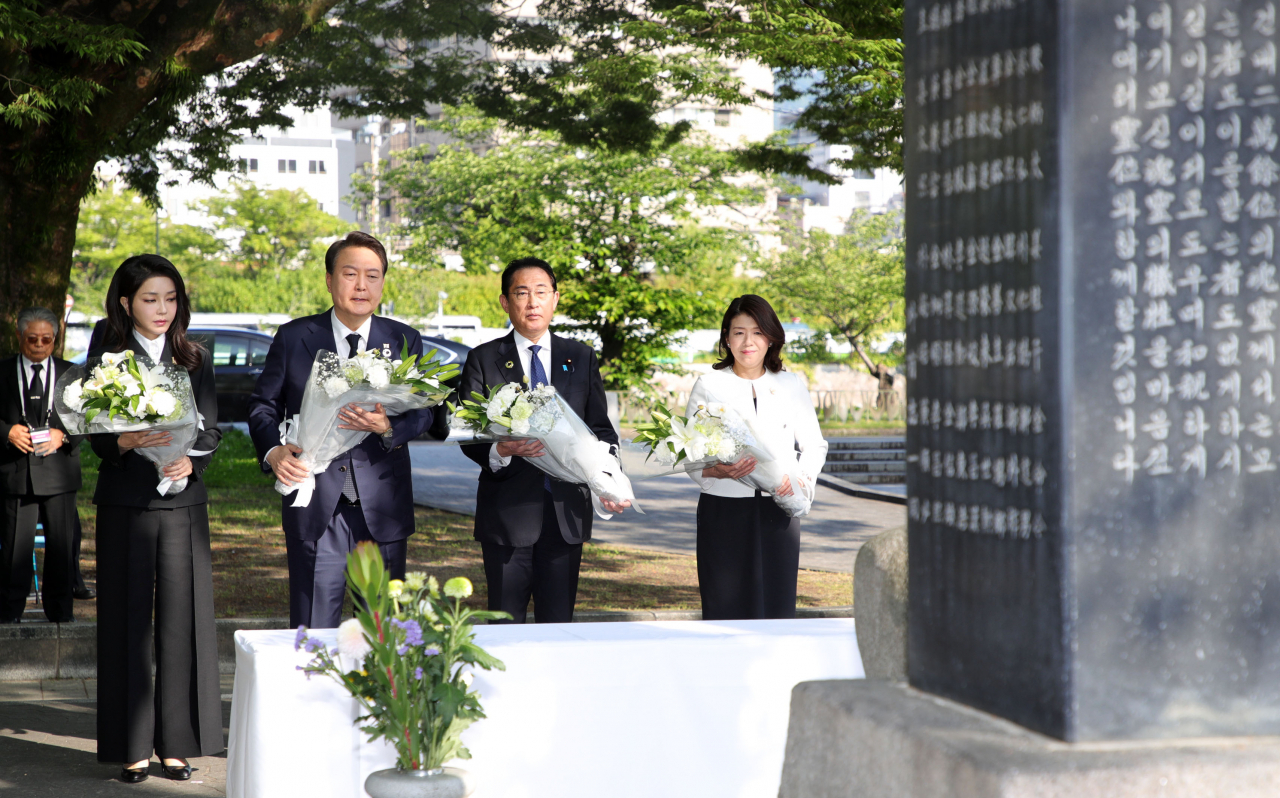 G7 정상회의 참관국 자격으로 일본을 방문 중인 윤석열 대통령과 부인 김건희 여사, 기시다 후미오 일본 총리와 부인 기시다 유코 여사가 21일 히로시마 평화기념공원 내 한국인 원폭 희생자 위령비에 헌화하고 있다. [연합]