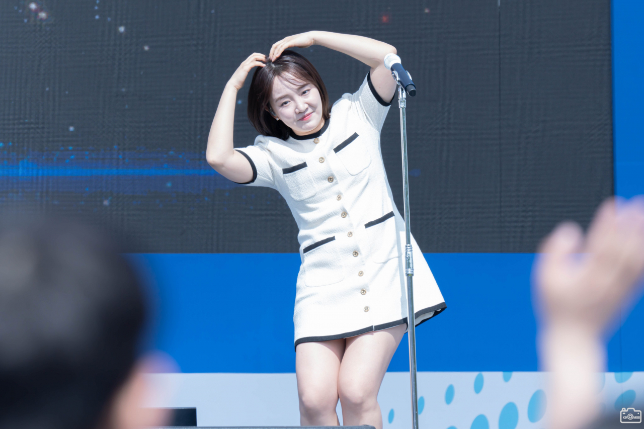 현대차 남양연구소 R&D 패밀리데이에 참석한 윤하. [트위터 @kkomiiii_ 계정 갈무리]