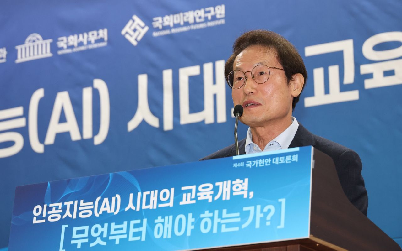 조희연 전국시도교육감협의회 회장이 제4회 국가현안 대토론회 '인공지능(AI)시대의 교육개혁, 무엇부터 해야 하는가?'에서 축사를 하고 있다. [연합]
