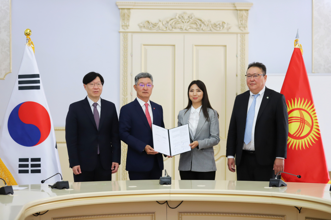 김소영(왼쪽부터) 금융위원회 부위원장, 최원석 BC카드 사장, 카니케이 자만굴로바 IPC 회장, 알마스 이사노프 키르기스스탄 대통령실 경제수석이 업무협약을 맺고 기념촬영을 하고 있다.[BC카드 제공]