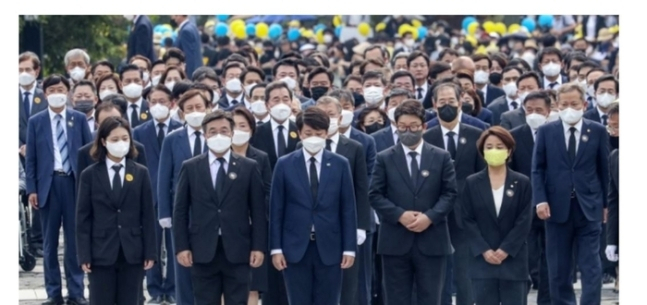 지난해 5월 23일 경남 김해시 진영읍 봉하마을에서 엄수된 노무현 전 대통령 서거 13주기 추도식에서 여야 지도부가 참배하고 있다. [연합]