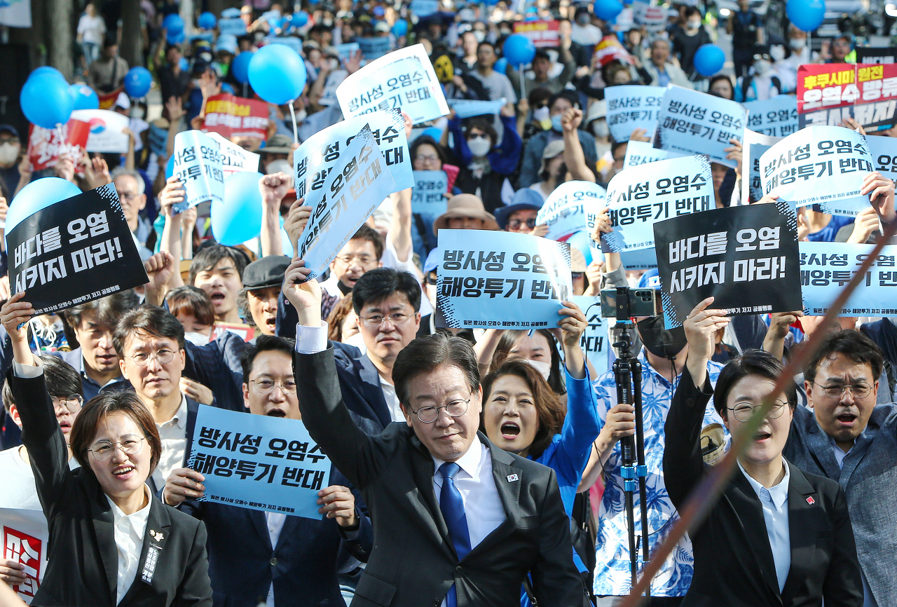 이재명 더불어민주당 대표가 20일 오후 서울 중구 한국프레스센터 인근 세종대로에서 열린 '일본 방사성 오염수 해양투기 저지 전국 행동의 날'에 참석해 서울광장 방향으로 행진하며 구호를 외치고 있다. [연합]