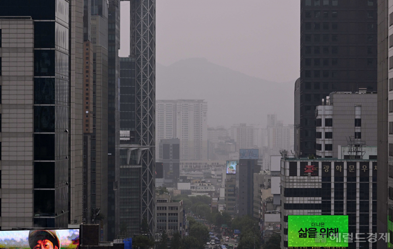중국발 황사 영향으로 미세먼지 농도가 '나쁨' 수준을 보인 22일 오전 서울 도심이 뿌옇게 보이고 있다. 이상섭 기자