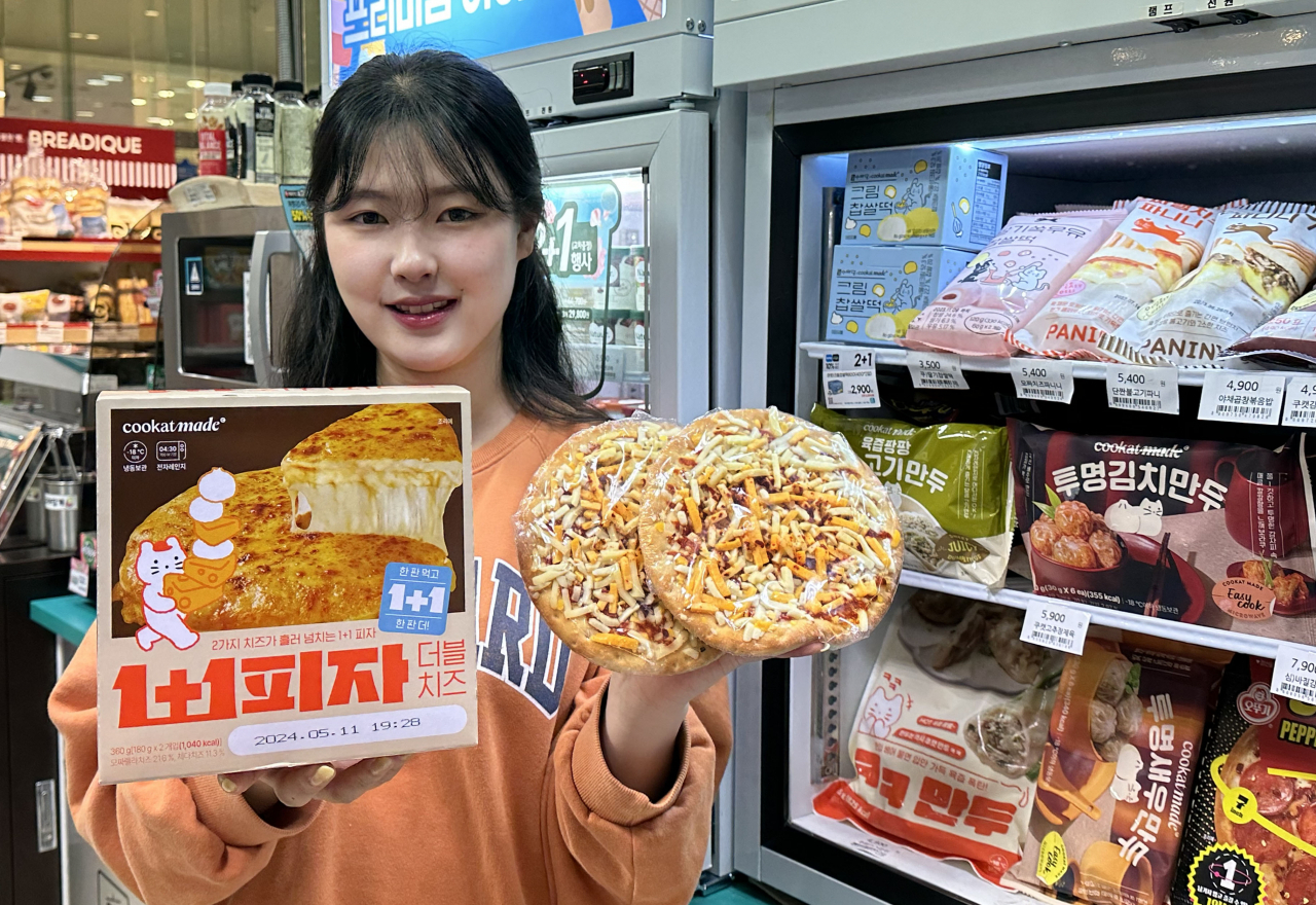 GS25가 쿠캣과 함께 냉동 특화상품 ‘ㅃ피자’를 선보인다. [GS25 제공]