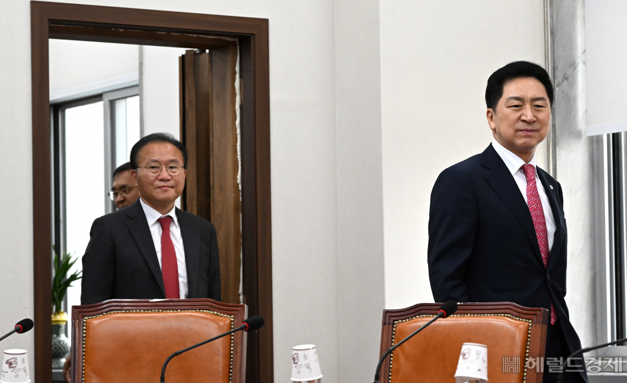 김기현(오른쪽) 국민의힘 당대표와 윤재옥 원내대표가 22일 서울 영등포구 여의도 국회의사당 본청에서 열린 국민의힘 최고위원회의에 참석하고 있다. 임세준 기자