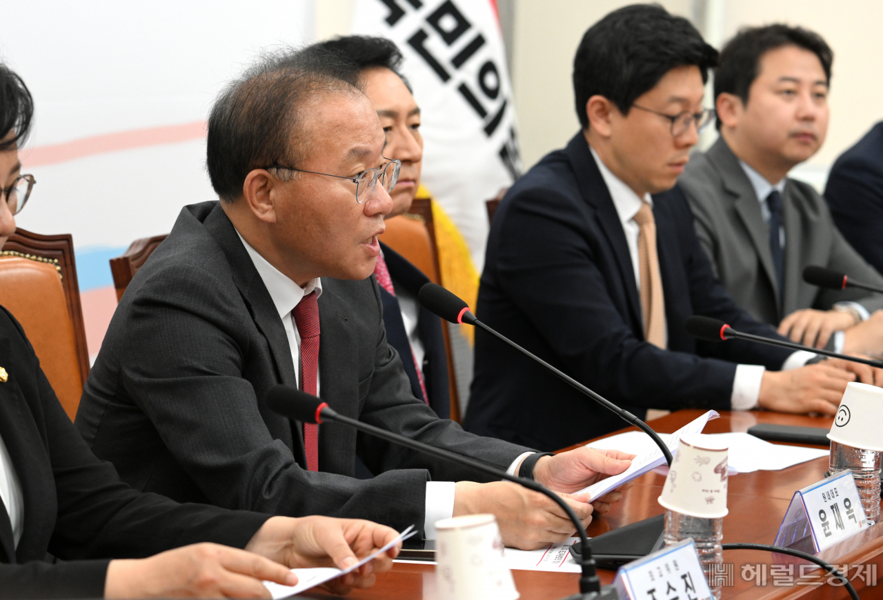 윤재옥 국민의힘 원내대표가 22일 서울 영등포구 여의도 국회의사당 본청에서 열린 국민의힘 최고위원회의에 참석해 발언하고 있다. 임세준 기자