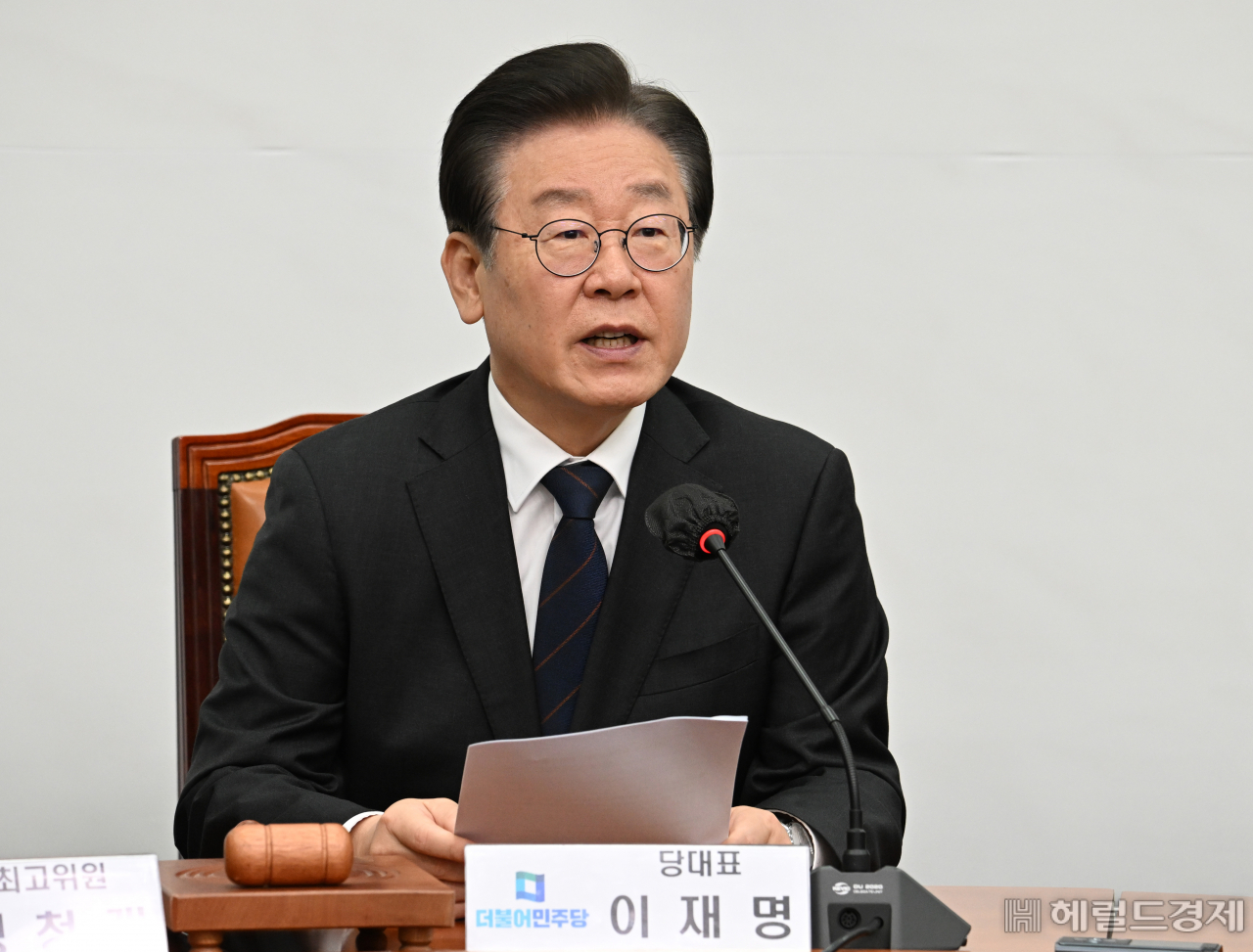 이재명 더불어민주당 당대표가 22일 서울 영등포구 여의도 국회의사당 본청에서 열린 더불어민주당 최고위원회의에 참석해 발언하고 있다. 임세준 기자