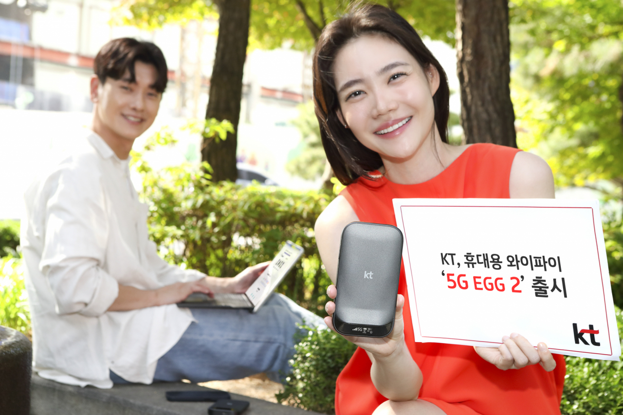 KT 모델들이 KT 5G EGG2를 소개하고 있다. [KT 제공]