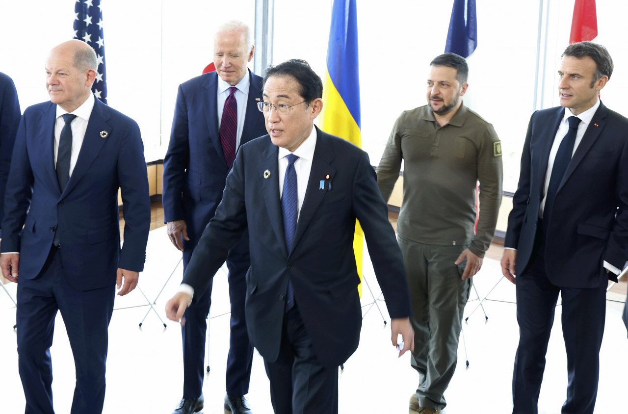 21일 일본 히로시마 G7 정상회담에 참석한 올라프 숄츠(왼쪽부터) 독일 총리, 조 바이든 미국 대통령, 후미오 기시다 일본 총리, 볼로디미르 젤렌스키 우크라이나 대통령, 에마뉘엘 마크롱 프랑스 대통령.[EPA]
