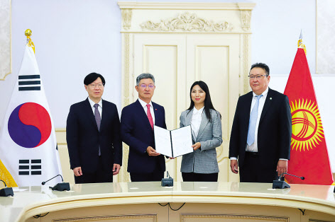 김소영(왼쪽부터) 금융위원회 부위원장, 최원석 BC카드 사장, 카니케이 자만굴로바 IPC 회장, 알마스 이사노프 키르기스스탄 대통령실 경제수석이 업무협약을 맺고 기념촬영을 하고 있다. [BC카드 제공]
