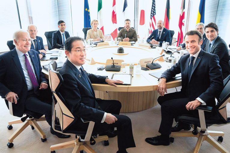 주요 7개국(G7) 정상회의 폐막일인 21일 히로시마에서 열린 정상 간 실무회의(working session)에 볼로디미르 젤렌스키 우크라이나 대통령이 특별 참석한 가운데 의장국인 일본 기시다 후미오(앞줄 가운데) 총리와 조 바이든(왼쪽) 미국 대통령, 에마뉘엘 마크롱(오른쪽) 프랑스 대통령 등 회원국 정상들이 기념촬영을 하고 있다. [AFP]