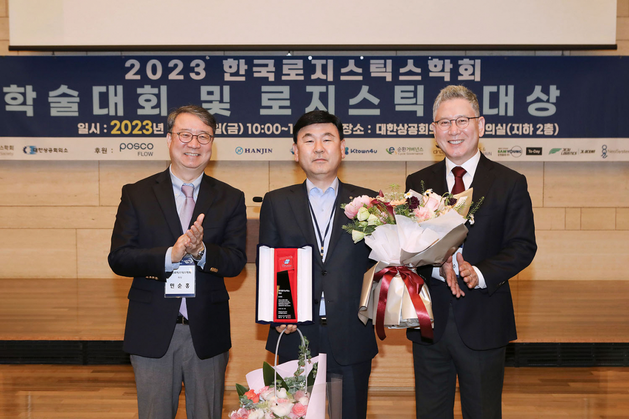 한진 노삼석 대표이사 사장(가운데)이 지난 19일 대한상공회의소에서 개최된 한국로지스틱스대상 시상식에서 기념촬영을 하는 모습. [한진 제공]