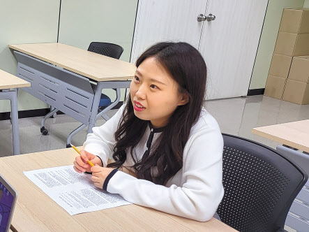 서울강원지역본부 중앙서민금융통합지원센터에서 근무하고 있는 이혜림 서민금융진흥원 대리가 헤럴드경제와 인터뷰하고 있다. 홍승희 기자