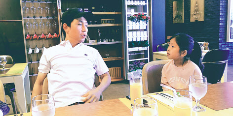 이상훈 빌리코 대표(왼쪽)와 딸 로렌. 이 대표는 아토피 겪는 딸을 보며 좋은 보습제를 만들겠다는 생각으로 화장품 개발에 뛰어들었다고 한다. [빌리코 제공]