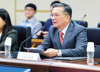 이한준 한국토지주택공사 사장이 지난 18일 경남 진주시 한국토지주택공사 본사에서 열린 국토교통부 출입기자단과의 간담회에서 발언하고 있다. [연합]