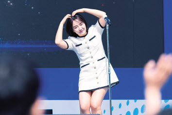 현대차 남양연구소 R&D 패밀리데이에 참석한 윤하[트위터 @kkomiiii 계정 갈무리]2