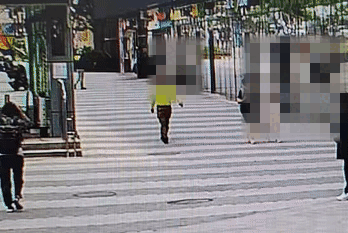 지난 18일 오전 11시27분 서울 광진구 한 길거리에서 70대 트럭 운전기사 A씨가 땅에 흘려진 다이아몬드 팔찌를 줍고 있다. [광진경찰서]