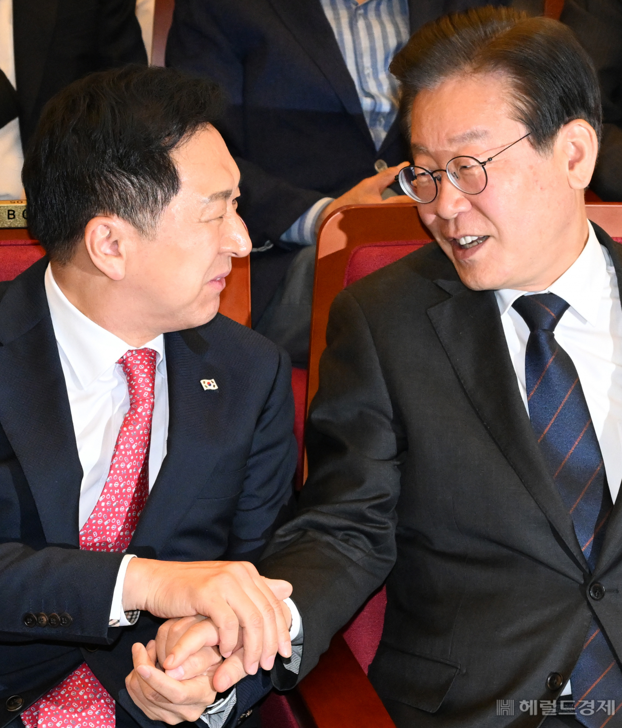 김기현(왼쪽) 국민의힘 당대표와 이재명 더불어민주당 당대표가 22일 서울 영등포구 여의도 국회도서관에서 열린 민주화추진협의회 결성 39주년 기념식에 참석해 인사를 하고 있다. 임세준 기자
