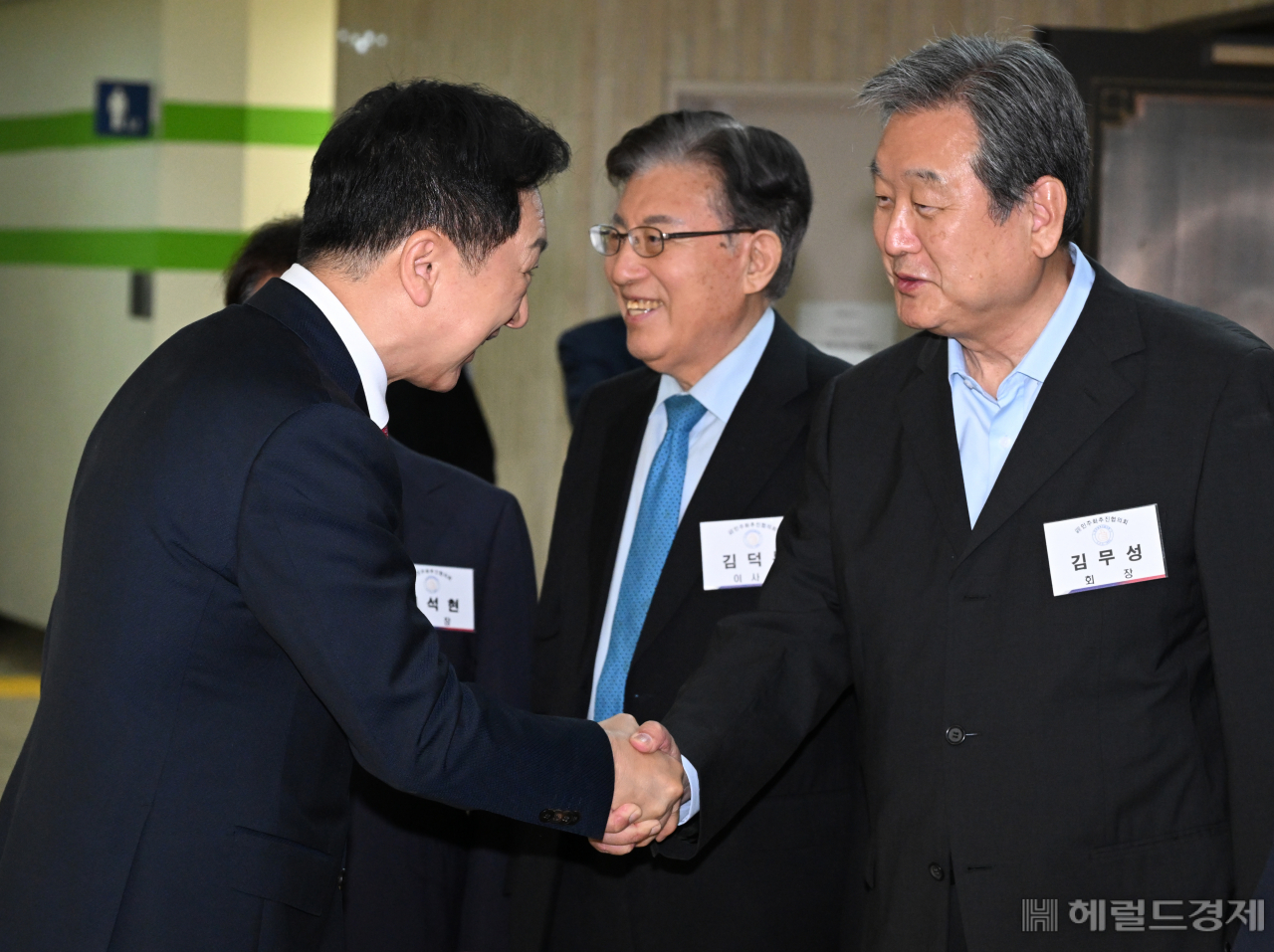김기현(왼쪽) 국민의힘 당대표와 김무성 민추협 회장이 22일 서울 영등포구 여의도 국회도서관에서 열린 민주화추진협의회 결성 39주년 기념식에서 만나 악수를 나누고 있다. 임세준 기자