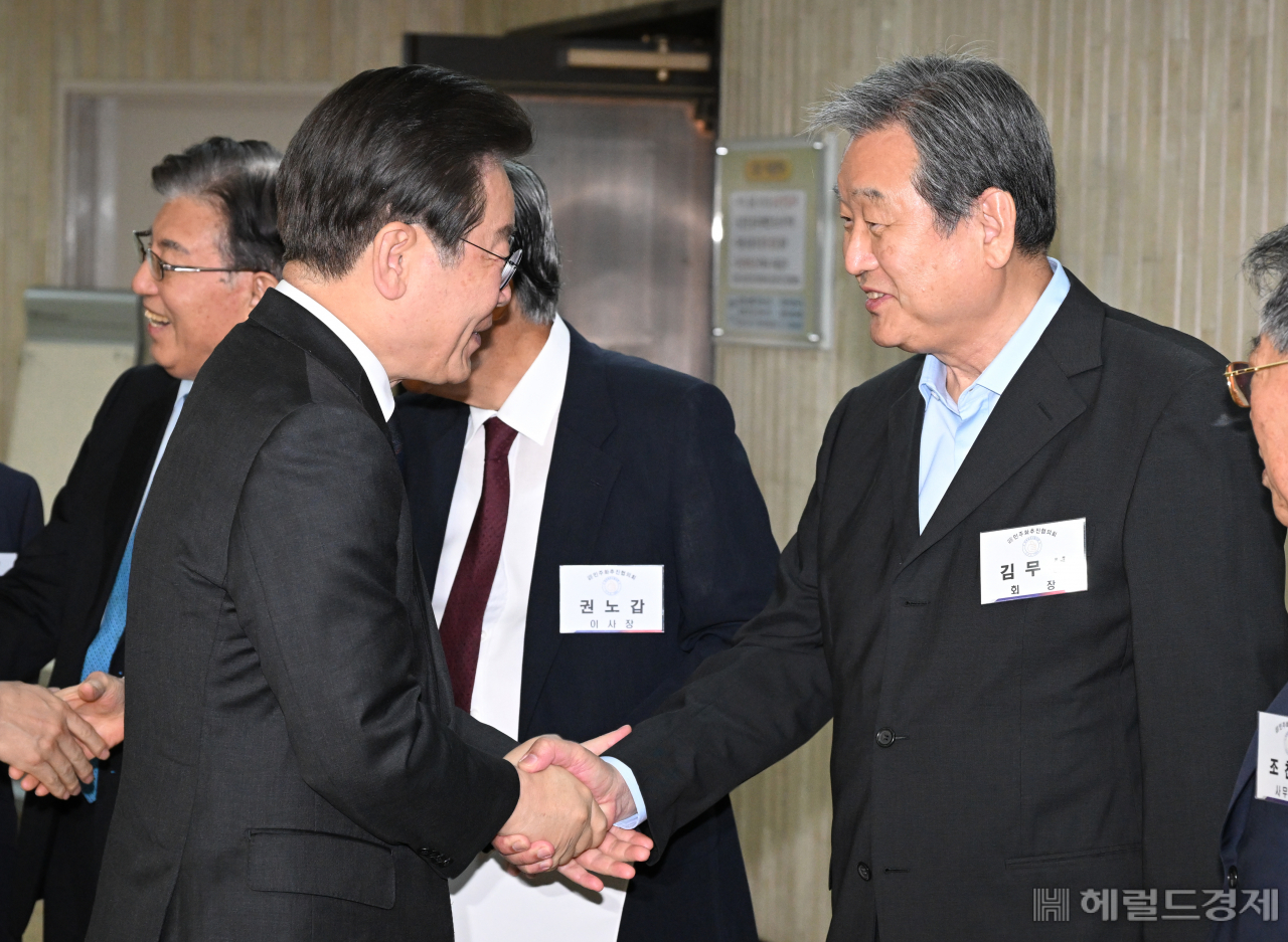 이재명(왼쪽) 더불어민주당 당대표와 김무성 민추협 회장이 22일 서울 영등포구 여의도 국회도서관에서 열린 민주화추진협의회 결성 39주년 기념식에서 만나 악수를 나누고 있다. 임세준 기자