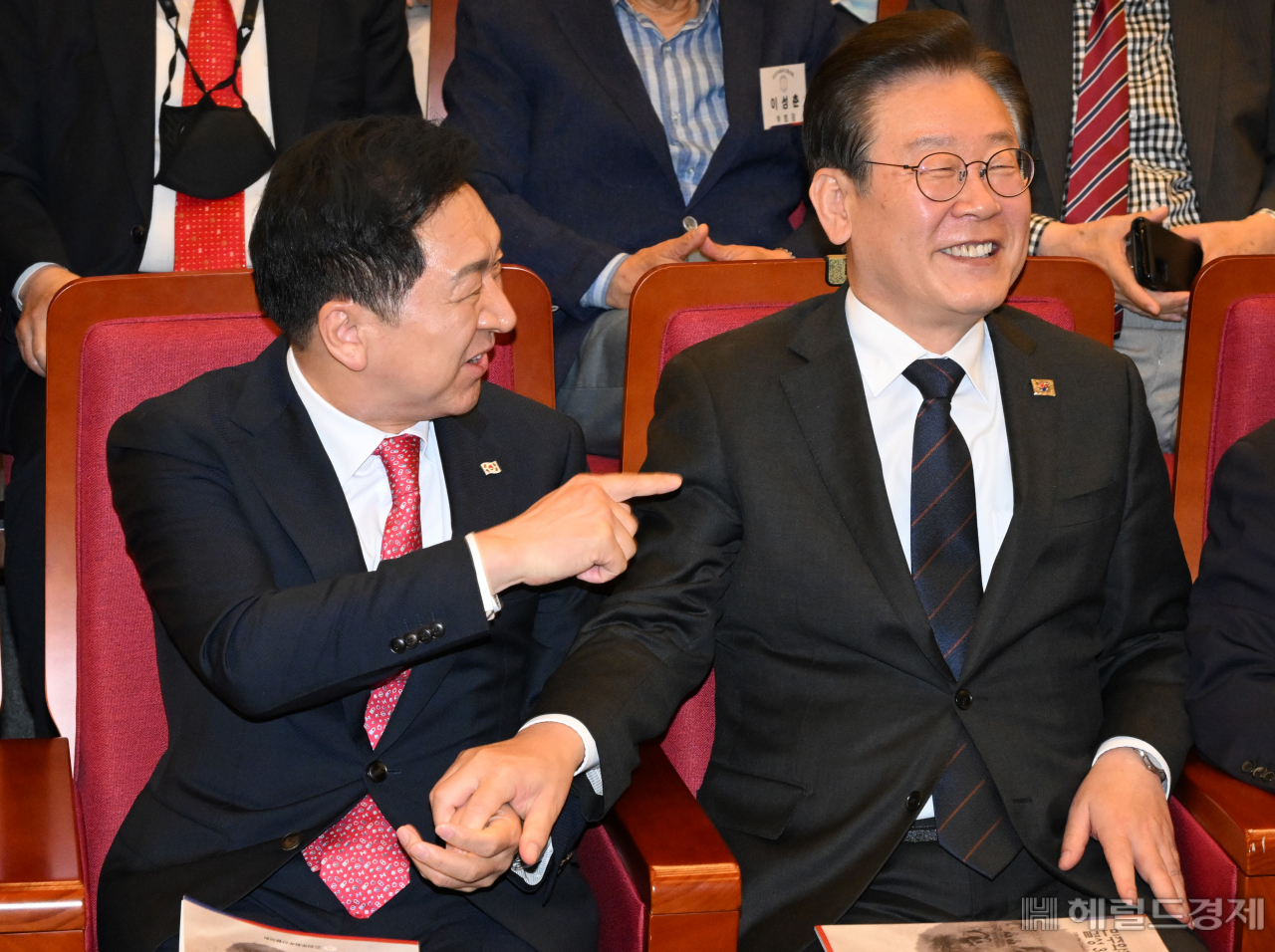 김기현(왼쪽) 국민의힘 당대표와 이재명 더불어민주당 당대표가 22일 서울 영등포구 여의도 국회도서관에서 열린 민주화추진협의회 결성 39주년 기념식에 참석해 인사를 하고 있다. 임세준 기자