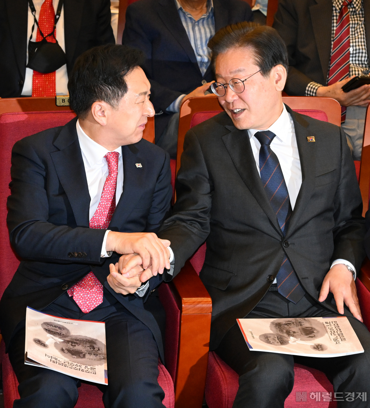 김기현(왼쪽) 국민의힘 당대표와 이재명 더불어민주당 당대표가 22일 서울 영등포구 여의도 국회도서관에서 열린 민주화추진협의회 결성 39주년 기념식에 참석해 인사를 하고 있다. 임세준 기자