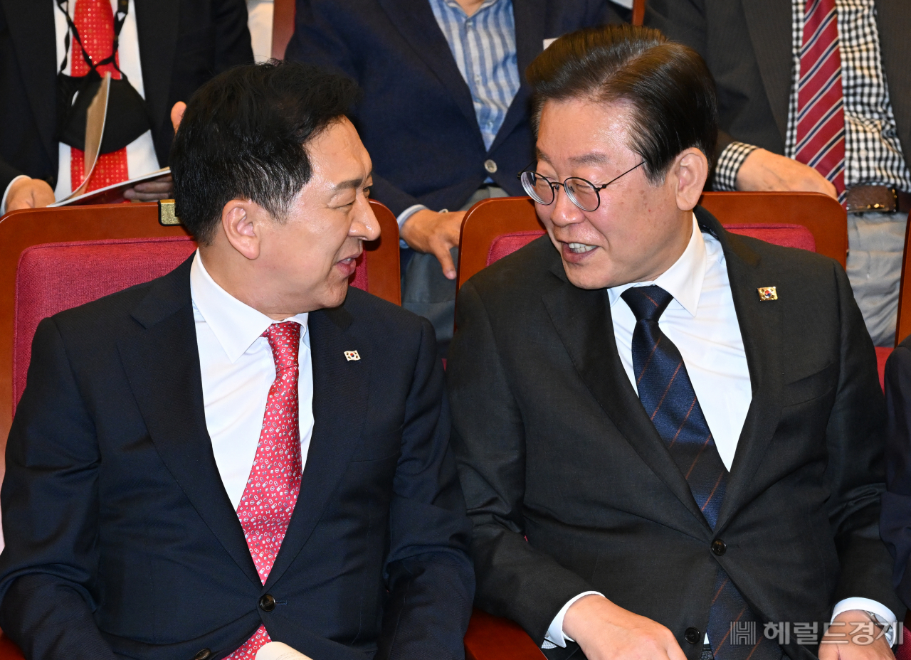 김기현(왼쪽) 국민의힘 당대표와 이재명 더불어민주당 당대표가 22일 서울 영등포구 여의도 국회도서관에서 열린 민주화추진협의회 결성 39주년 기념식에 참석해 인사를 하고 있다. 임세준 기자