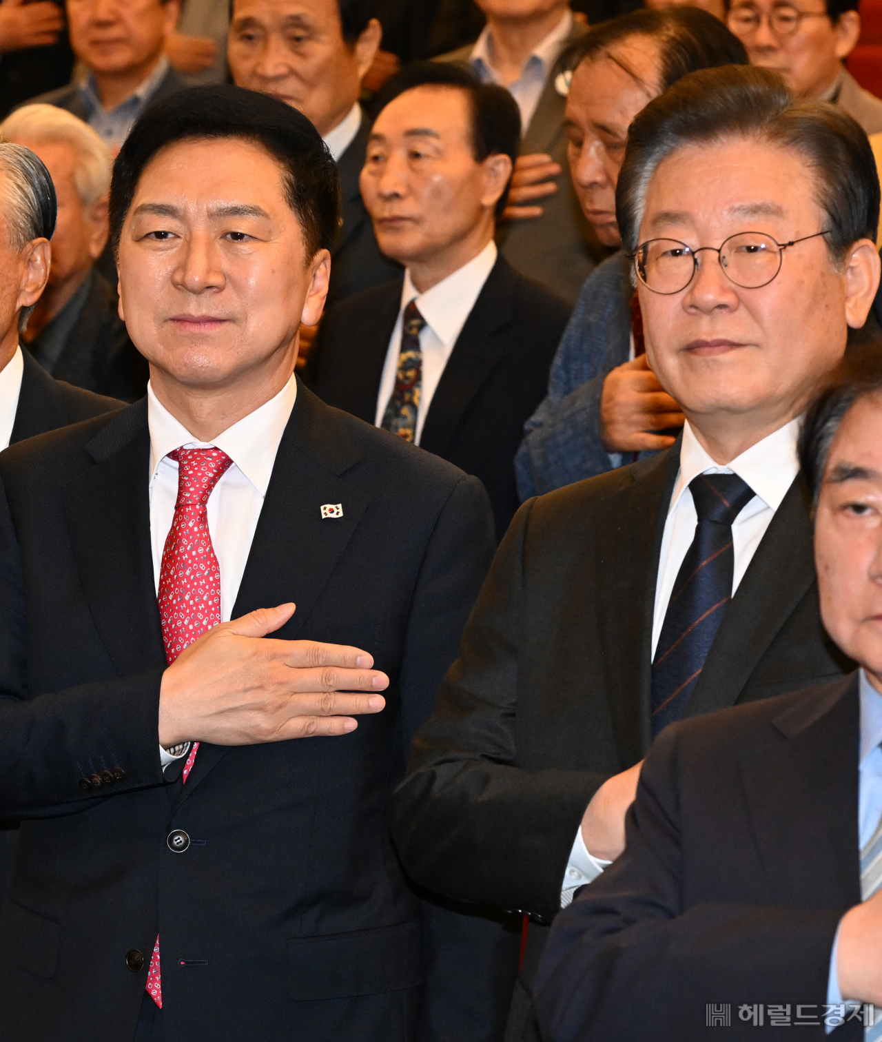 김기현(왼쪽) 국민의힘 당대표와 이재명 더불어민주당 당대표가 22일 서울 영등포구 여의도 국회도서관에서 열린 민주화추진협의회 결성 39주년 기념식에 참석하고 있다. 임세준 기자